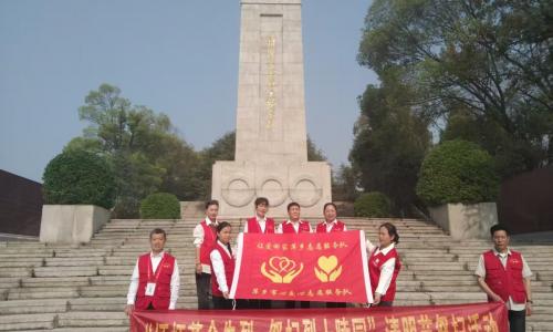 萍乡市心交心志愿服务队开展清明烈士祭扫活动