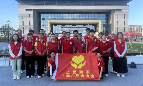 直击现场：迎新中的一抹“志愿红