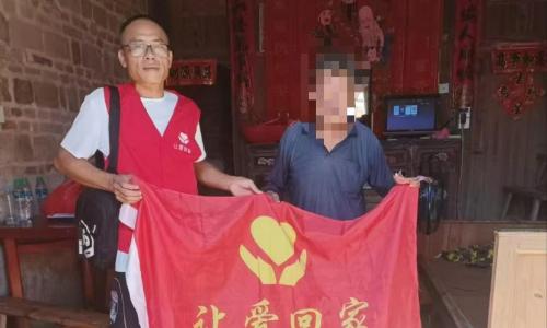 中秋暖情,让爱回家吉安市志愿者服务队志愿者们冒酷暑赴富田镇，为困难学子送去助学金