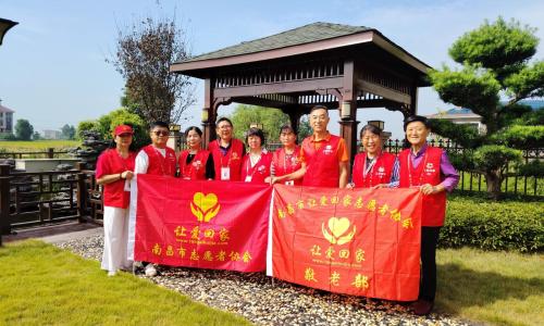 南昌市让爱回家志愿者协会联合安义县让爱回家志愿者协会开展重阳关爱行动 情暖志愿者高龄父母