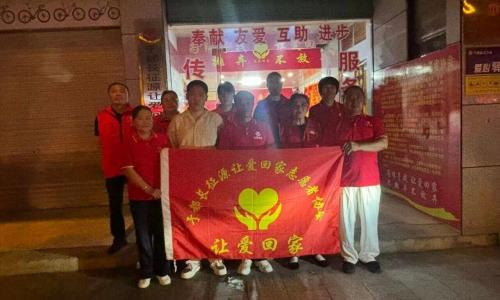 夜游巡街：夜色中的温暖寻找
