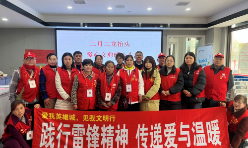 “温情服务进社区，敬老爱老暖人心”‌ ——中国共产党安义县让爱回家志愿者协会党支部联合龙津街道凤凰社区开展公益服务活动