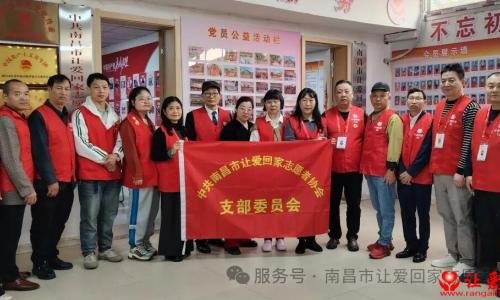 泪目！南昌母亲送锦旗致谢:是这群好人，让脑瘫儿子重新站了起来