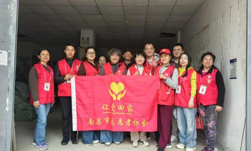 南昌市让爱回家志愿者协会志愿者高效完成邮政捐赠物资卸货整理工作