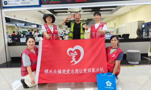 迎七一暖民心！志愿者助力流散人员顺利取回身份证