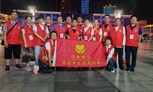 南昌市让爱回家志愿者协会开展关爱失散街友暖心行动