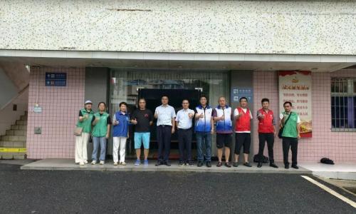 劝导露宿人员躲避台风