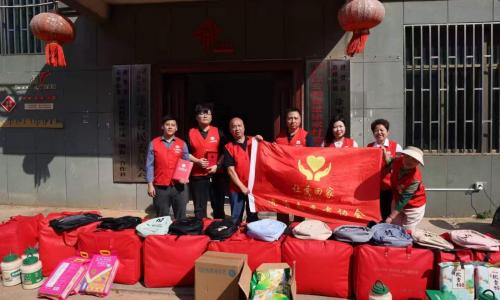 携手公益送温暖 爱心走访暖深秋