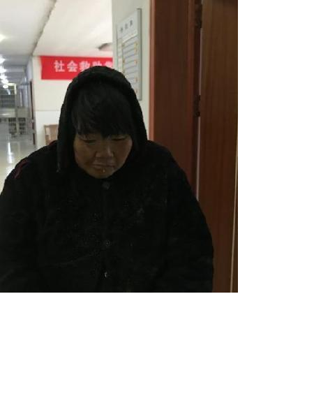 流浪人员巡查女照片，让爱回家