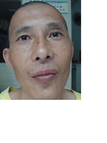 流浪人员代山峰照片，让爱回家