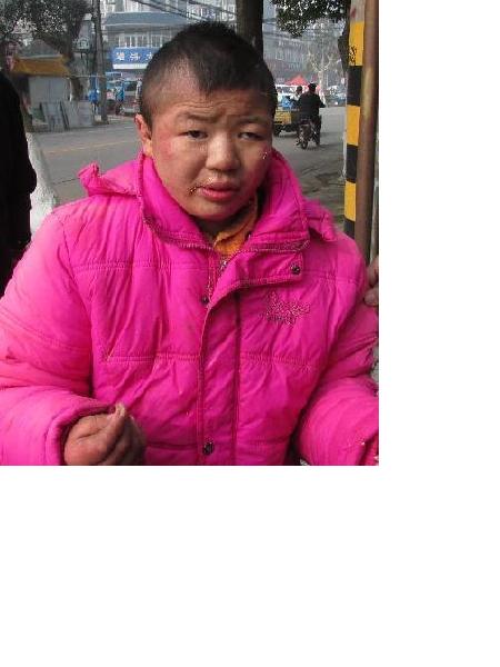 流浪人员泾河所送智障未成年女童照片，让爱回家