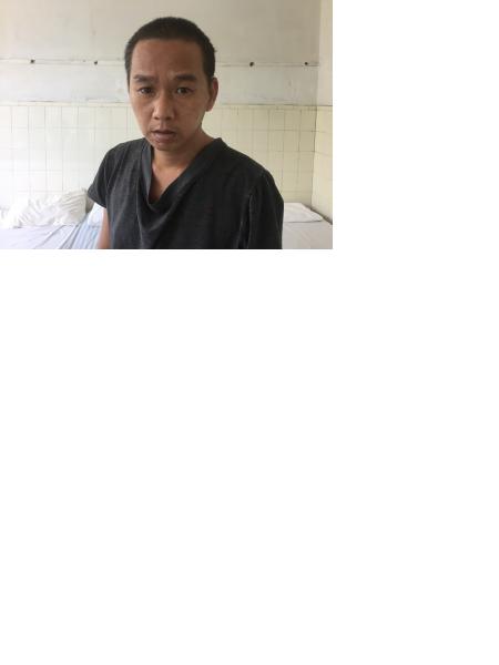 流浪人员助裸男照片，让爱回家