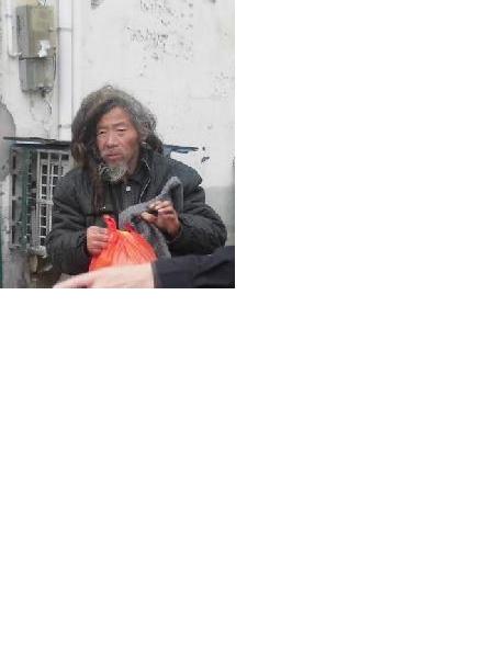 流浪人员陈二中照片，让爱回家