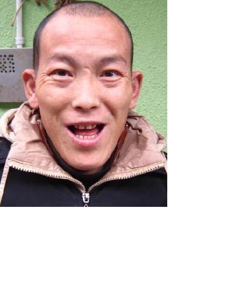 流浪人员何平照片，让爱回家