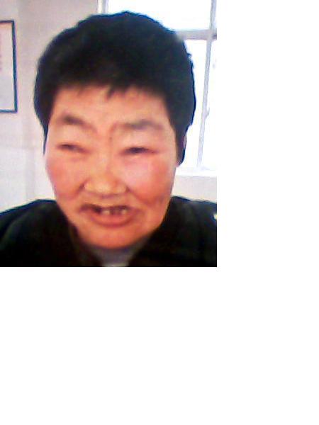 流浪人员向群众照片，让爱回家