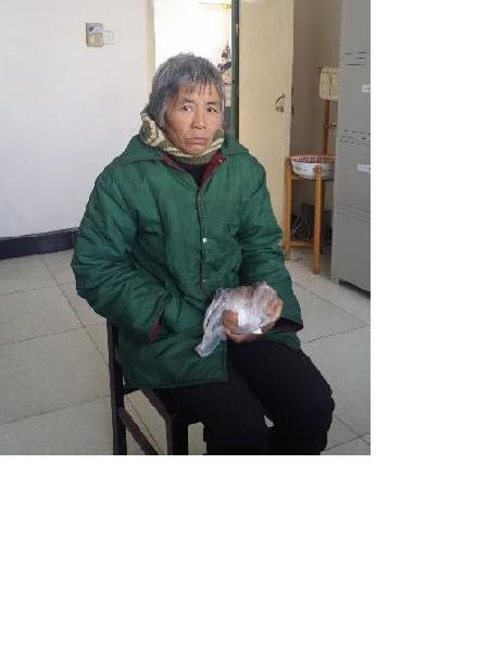 流浪人员市区流浪女照片，让爱回家