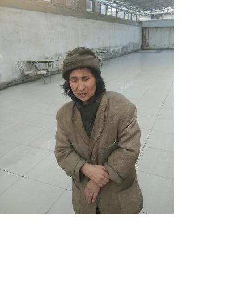 流浪人员流浪女照片，让爱回家