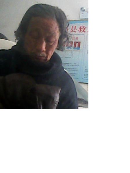 流浪人员覃长生照片，让爱回家