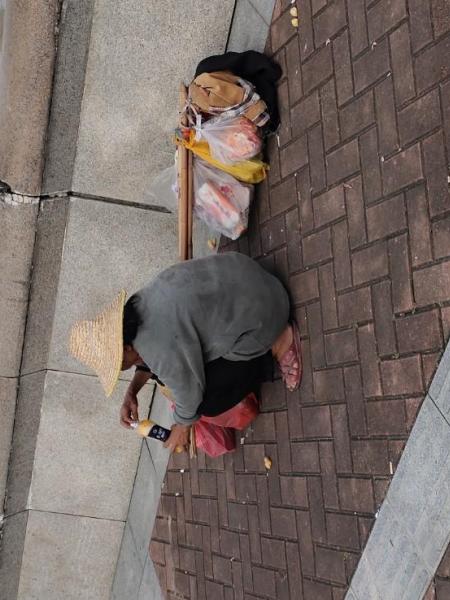 流浪人员无名女大妈照片，让爱回家