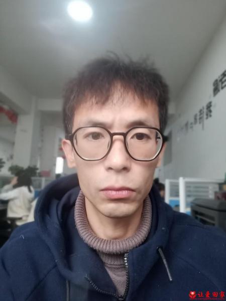 流浪人员秦士宝照片，让爱回家