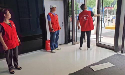 南昌市让爱回家志愿者协会志愿者们挺身而出，排除安全隐患
