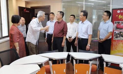 江西省领导调研伍学花向阳工作室 点赞南昌市让爱回家志愿者协会爱心接力