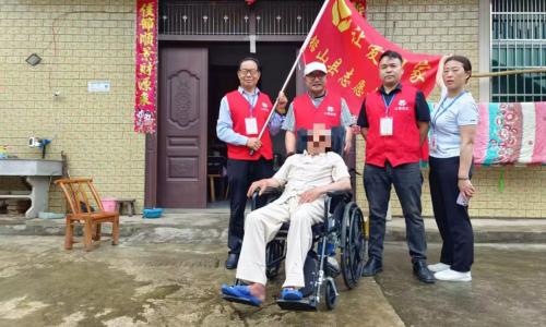 铅山县让爱回家志愿者协会开展爱心轮椅赠送活动 温情关怀残疾老人