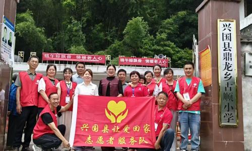 兴国让爱回家服务队端午敬老行：古顺村上演温情盛宴 陪伴与欢笑传递孝心