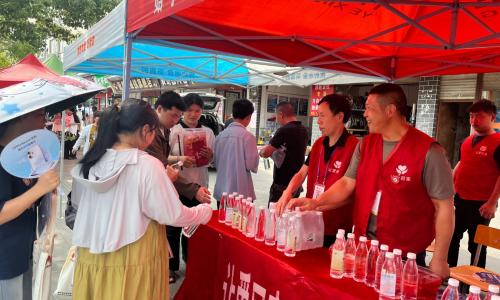 铅山县让爱回家志愿者协会开展“爱心助考”活动