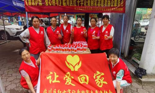临川区红十字让爱回家志愿者协会助力高考：清凉护航与爱心同行