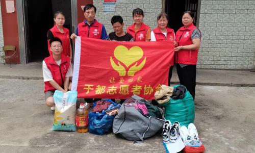 让爱照亮每一个角落：于都长征源让爱回家志愿者协会志愿者入户捐赠传递希望
