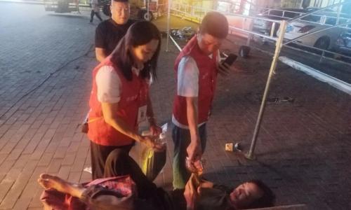 双节前夕暖人心 广州志愿者为地铁口露宿者送关怀