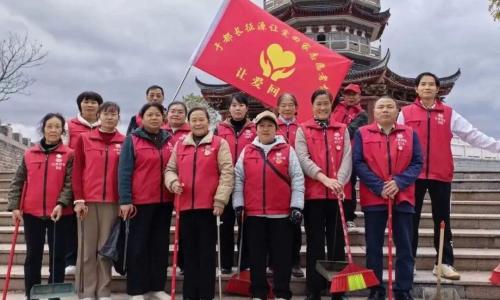 国家公祭日，于都红马甲在宝塔公园开展“红色传承·绿色行动”志愿活动