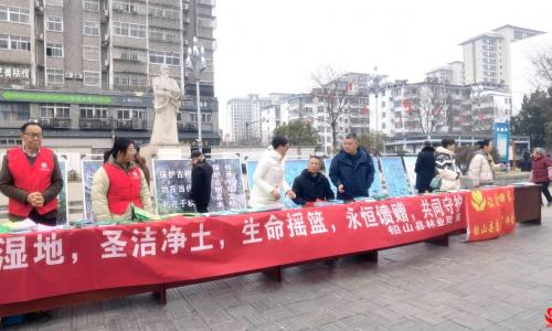 铅山县林业局携手铅山让爱回家志愿者协会 ——多主题生态宣传共筑绿色家园
