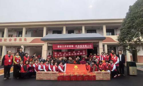 学雷锋情暖敬老院 志愿同行庆元宵
