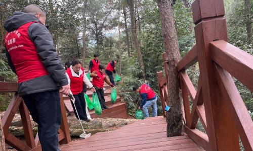 “学雷锋 庆三八”铅山县让爱回家志愿者协会志愿护绿美家园