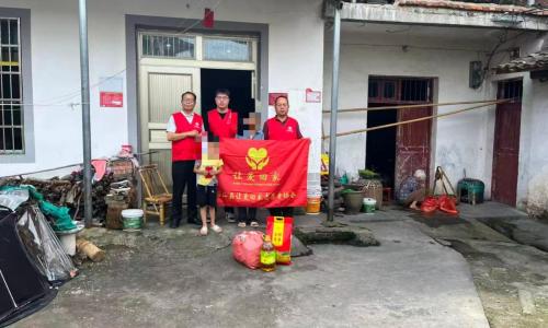 千里传暖意！铅山县让爱回家志愿者协会开展爱心助学帮扶活动