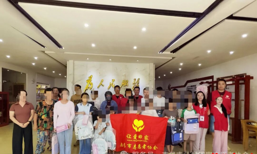 酷暑送书香 南昌市让爱回家志愿者走进社区 为困境少年撑起温暖晴空
