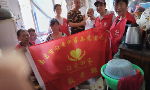 酷暑传大爱 温情敬榜样！南昌市让爱回家志愿者协会慰问99岁南昌市首届道德模范提名奖获得者
